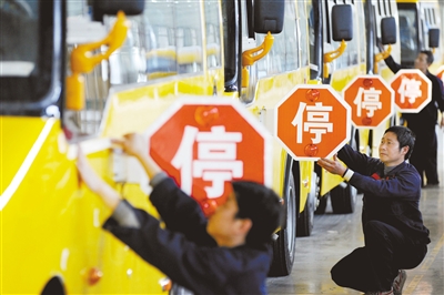 4月28日，江西上饒，江西博能上饒客車員工正在為銷往廣東客戶的訂單大鼻子校車做最后的質(zhì)量安檢。圖/CFP