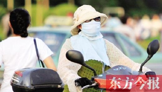 　昨日，鄭州街頭，一些女士全副“捂”裝，只為防暑防曬