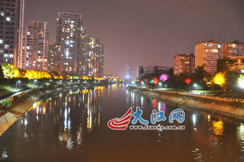 夜幕下的玉帶河，風景很好，但是臭氣熏天。