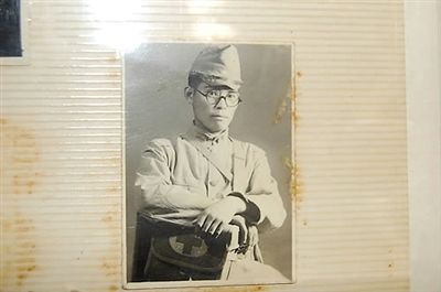 韓國媒體5月23日還公布了日本老兵松本正義當(dāng)年在軍隊(duì)服役的圖片。