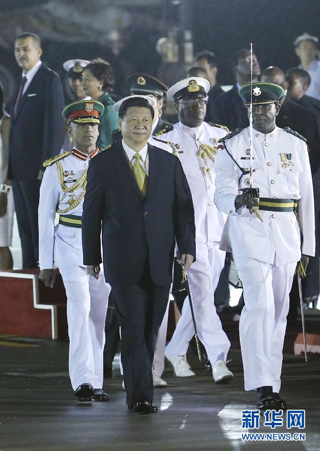 這是習(xí)近平主席檢閱儀仗隊(duì)。姚大偉 攝
