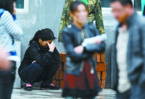 一名失蹤員工的家屬在失蹤人員信息登記處前哭泣。