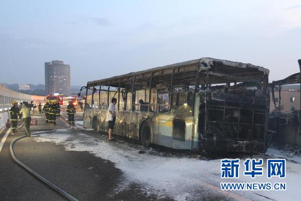 　　這是6月7日拍攝的廈門高架路上的快速公交起火事故現(xiàn)場。新華社發(fā)