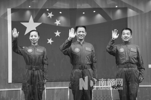 神舟十號(hào)航天員王亞平(左)、聶海勝(中)、張曉光(右)。 新華社發(fā)