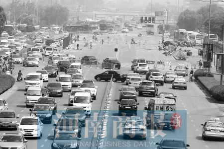 花園路封道施工，通行不暢 王春勝/攝