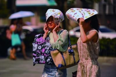 進(jìn)入7月份以來(lái)，南京出現(xiàn)了多個(gè)高溫天氣。本報(bào)資料圖片 劉瀏 攝