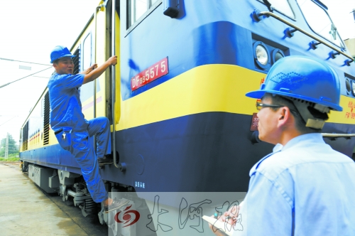 　　首發(fā)車頭以內(nèi)燃機作牽引，途中車頭、車身都會換