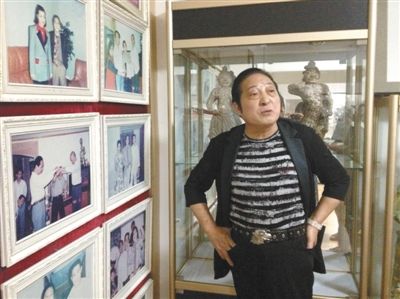 7月17日，王林向記者講述合影背后的故事。王林很樂于展示他和高官、名流的合影，但有官員曾回應(yīng)，合影不代表什么，有時(shí)候只是礙于朋友情面見他一下。新京報(bào)首席記者 張寒