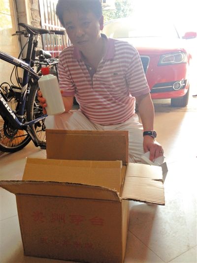 7月19日，王林的“徒弟”鄒勇向記者展示他從王林那里買到的“特供”酒。新京報(bào)首席記者 張寒
