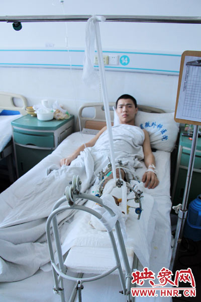 “如果有人肯幫我出4萬元的醫(yī)藥費，我愿意為他免費工作3年，多苦多累都行。”7月26日，躺在病床里上的