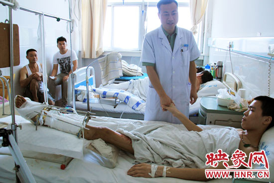 據(jù)仁濟醫(yī)院外傷科主任張明伍介紹，楊偉峰的小腿的創(chuàng)面已經(jīng)恢復得差不多了，治療情況還比較樂觀。但因為小腿
