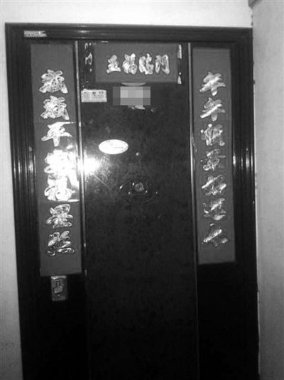 昨天22時(shí)許,被摔女童家房門緊閉,多名家屬稱,在協(xié)商處理孩子后事。新京報(bào)記者 楊鋒 攝