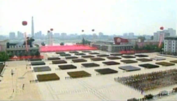 7月27日是《朝鮮停戰(zhàn)協(xié)定》簽署60周年紀(jì)念日，朝鮮在首都平壤舉行的盛大的閱兵儀式。圖為閱兵廣場(chǎng)。