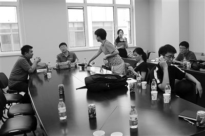 昨日，什剎海街道辦事處第四會議室，“什剎海女童練攤父親被打”事件的通氣會現(xiàn)場。