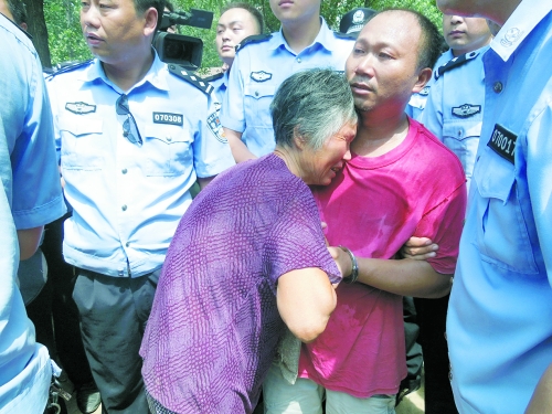 潛逃23年，歸案之時再見父母，最不能承受的究竟是誰？