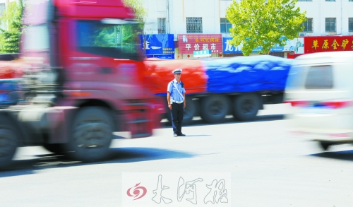 連霍高速受橋梁爆破影響禁止通車，310國道車流量迅速增加，當(dāng)?shù)亟痪块T安排大量警力保障道路暢通。