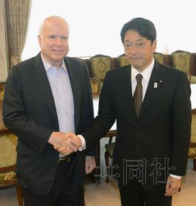 21日上午，美國共和黨資深參議員麥凱恩（左）與日本防衛(wèi)相小野寺在防衛(wèi)省會談前握手。（圖片來源：日本共