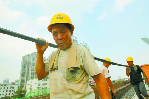農(nóng)民工工作辛苦，權益理應有保障。