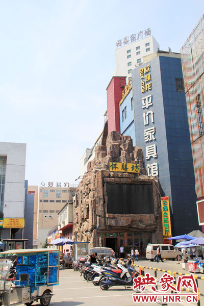 在該酒店一層的入口處，屹立著一座4層樓高的假山，氣勢(shì)雄偉。