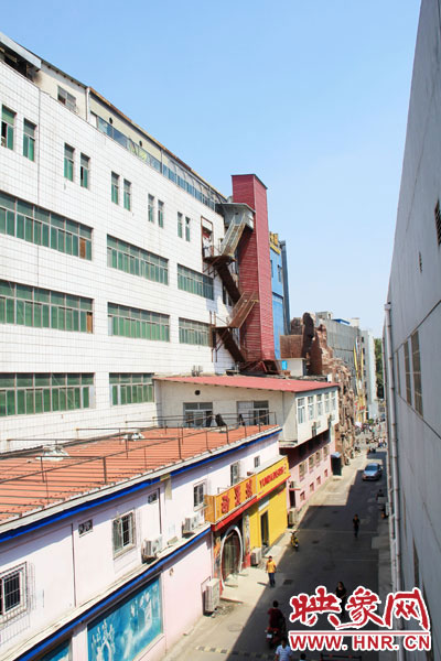 該家具賣場(chǎng)共6層樓，第7層建筑與其他樓層風(fēng)格迥然不同，有明顯后期加蓋痕跡