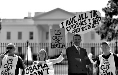 2日，反戰(zhàn)人士在白宮前高舉標(biāo)語，抗議美國(guó)可能對(duì)敘動(dòng)武。