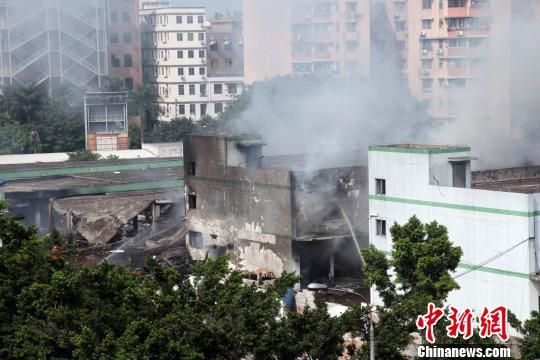 廣州白云區(qū)一倉庫爆炸致4死36傷，事發(fā)3個多小時后現(xiàn)場仍冒著白煙?！「邩s權(quán) 攝