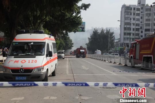 救護車現(xiàn)場待命?！「邩s權(quán)　攝
