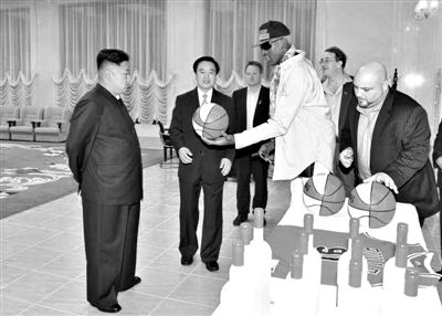 平壤，朝鮮最高領(lǐng)導(dǎo)人金正恩接待再次來訪的美國籃球明星羅德曼。