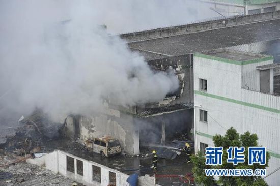 9月10日，消防人員在爆炸現(xiàn)場撲救火情。 新華社記者 梁旭 攝