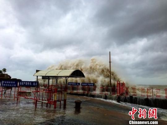 汕頭澄海萊蕪碼頭潮位猛漲，巨浪洶涌。