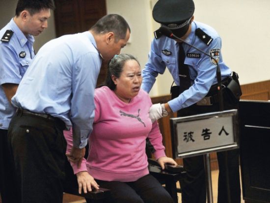 9月24日，在公訴人宣讀起訴書時(shí)，丁書苗因身體不停顫抖一度站立不穩(wěn)，被法警扶住