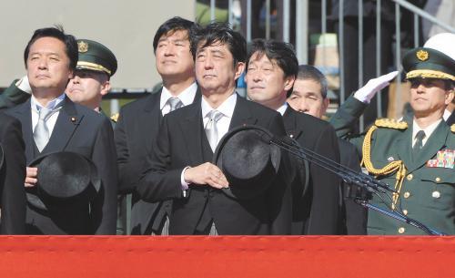 　27日上午，日本首相安倍晉三在琦玉縣的自衛(wèi)隊(duì)朝霞訓(xùn)練場出席陸上自衛(wèi)隊(duì)年度閱兵式