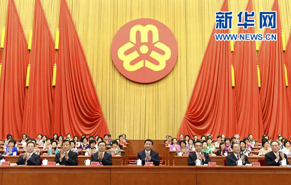 習近平、李克強、張德江、俞正聲、劉云山、王岐山、張高麗等在主席臺就座，祝賀大會召開。