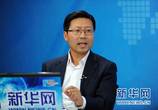 圖為嘉賓與主持人交談。新華網(wǎng) 陳競超 攝