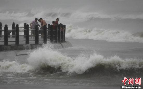 圖為11月10日，受臺風“海燕”影響，三亞海邊風大浪急。尹海明 攝