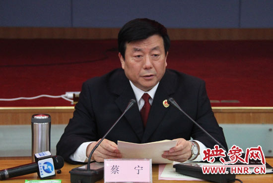 省檢察院檢察長(zhǎng)蔡寧通報(bào)了今年以來全省檢察工作情況。