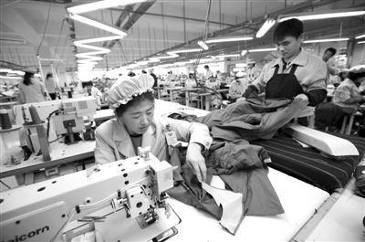 12月19日，朝鮮工人在開(kāi)城工業(yè)園區(qū)工作。當(dāng)日，由二十國(guó)集團(tuán)（G20）的經(jīng)濟(jì)官員、國(guó)際金融組織相關(guān)負(fù)責(zé)人以及各國(guó)記者等組成的國(guó)際代表團(tuán)訪問(wèn)工業(yè)園區(qū)。今年4月朝鮮單方面關(guān)閉開(kāi)城工業(yè)園，9月才宣布重開(kāi)。新華社發(fā)