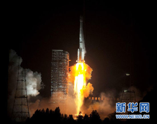 12月21日,載有玻利維亞通信衛(wèi)星的長征三號乙運(yùn)載火箭點(diǎn)火發(fā)射。當(dāng)日零時42分,我國在西昌衛(wèi)星發(fā)射中心用長征三號乙運(yùn)載火箭,成功將玻利維亞通信衛(wèi)星發(fā)射升空,衛(wèi)星順利進(jìn)入預(yù)定軌道。玻利維亞通信衛(wèi)星是該國擁有的第一顆衛(wèi)星。新華社記者 燕雁 攝