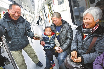 乘客中有80歲的老人，也有幾歲大的小孩，他們眼神共同傳遞著：新鮮和好奇。記者王錚攝