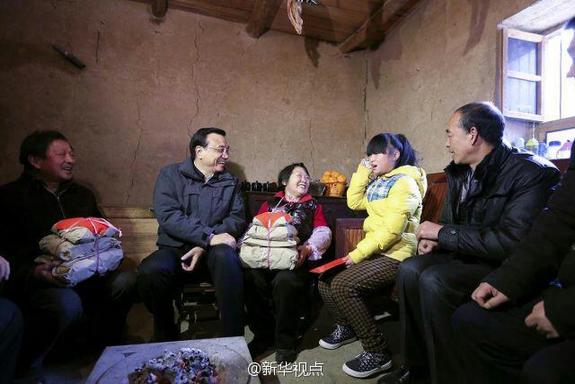 27日，李克強(qiáng)到安康旬陽(yáng)金坡村看望留守兒童。