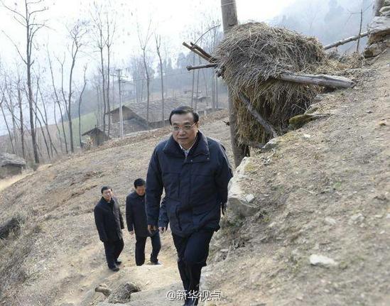 27日，李克強(qiáng)到安康旬陽(yáng)金坡村看望留守兒童。