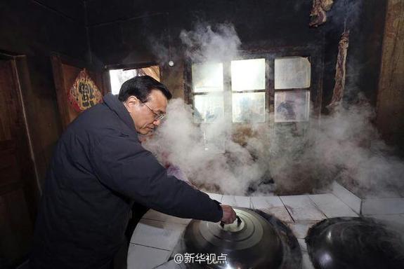 27日，李克強(qiáng)到安康旬陽(yáng)金坡村看望留守兒童。