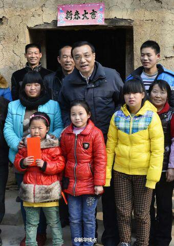 27日，李克強(qiáng)到安康旬陽(yáng)金坡村看望留守兒童。