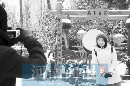 紫荊山公園里布置喜慶，引來不少游客合影留念。記者 楊東華/攝