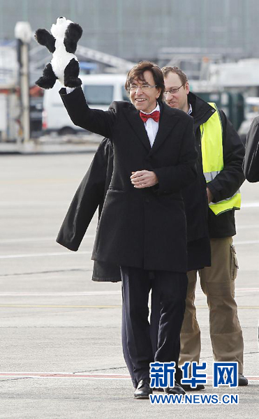 2月23日，在比利時(shí)首都布魯塞爾的國(guó)家機(jī)場(chǎng)，比利時(shí)首相迪呂波手舉熊貓玩具歡迎大熊貓“星徽”和“好好”
