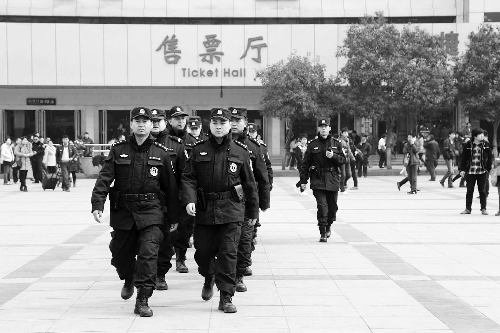 3月2日，鄭州市特警加強對人員密集場所的武裝巡邏。