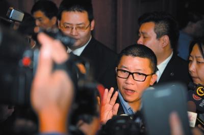 3月10日23時許，與馬航失聯(lián)航班部分乘客家屬乘坐同一航班的乘客在北京首都機(jī)場辦理值機(jī)手續(xù)。新華社