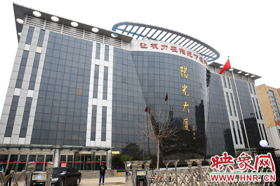 2011年4月，蘭考縣為民服務(wù)中心入住陽(yáng)光大廈，目前，共有行政職能部門(mén)39個(gè)