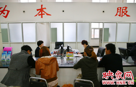 在陽(yáng)光大廈一樓大廳內(nèi)，分布著人社局、民政局等與群眾利益相關(guān)的民生服務(wù)窗口。