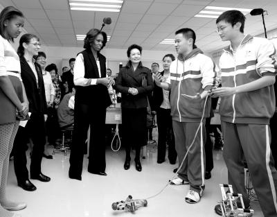 昨天上午，彭麗媛與米歇爾共同參觀北師大二附中，觀看學(xué)生們演示自己設(shè)計制作的幾何機(jī)器人。